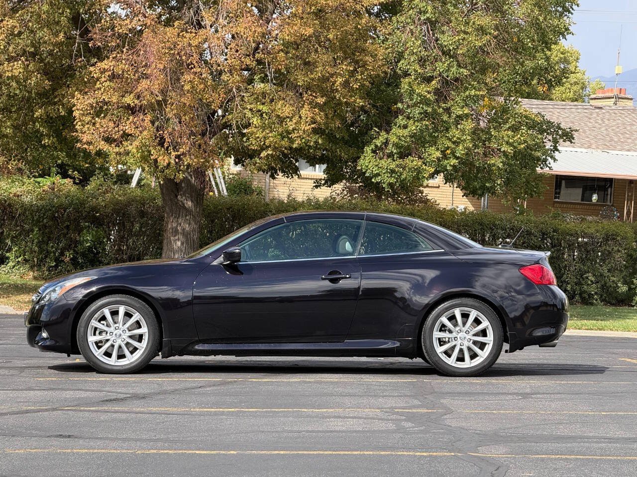 Used 2013 INFINITI G37 Convertible w/ Premium Pkg RWD image 2