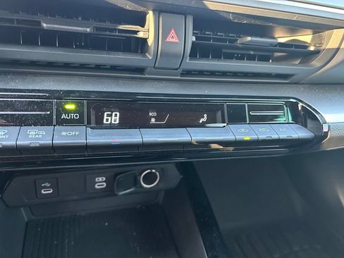 Used 2024 Toyota Prius LE FWD image 25