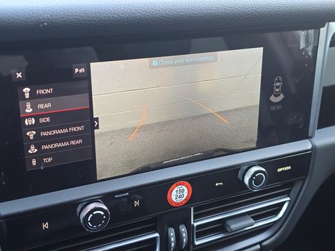 Certified 2025 Porsche Macan image 12