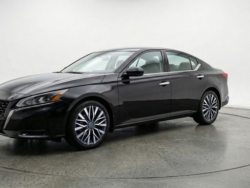 Used 2025 Nissan Altima 2.5 SV image 3