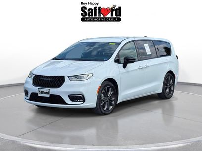 Used 2026 Chrysler Pacifica Select