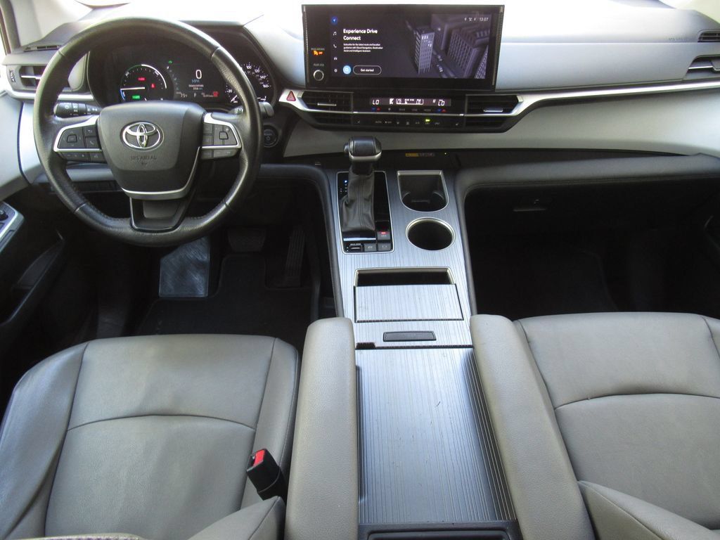 Certified 2025 Toyota Sienna XLE FWD image 35