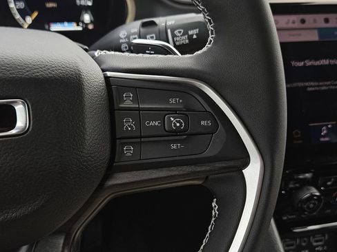 New 2025 Jeep Grand Cherokee Limited w/ Black Appearance Package image 18