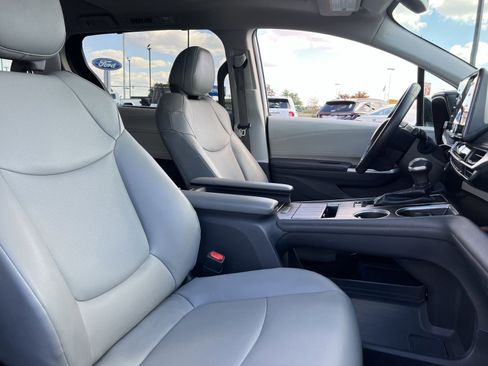 Used 2022 Toyota Sienna XLE image 27