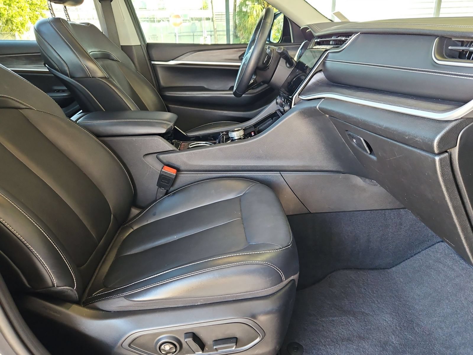 Used 2022 Jeep Grand Cherokee L Limited w/ Black Appearance Package RWD image 30