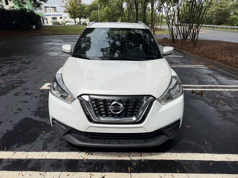 Used 2019 Nissan Kicks SV FWD image 2