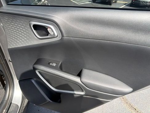 Used 2025 Kia Soul LX w/ LX Technology Package FWD image 33