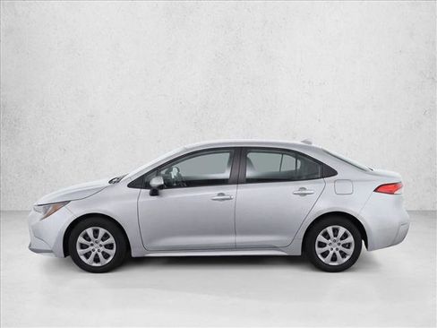 Used 2022 Toyota Corolla LE image 4