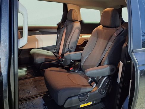 Used 2023 Kia Carnival LX image 10