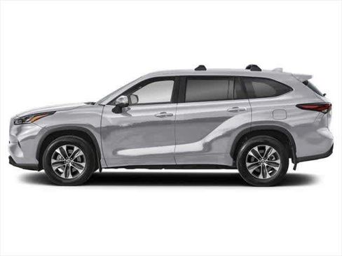 Used 2025 Toyota Highlander XLE FWD image 3