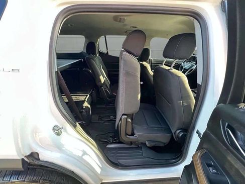 Used 2021 GMC Acadia SLE w/ Driver Convenience Package image 9