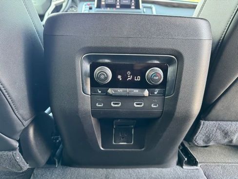 Used 2021 Chevrolet Tahoe Z71 w/ Luxury Package AWD/4WD image 18