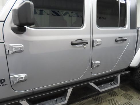 Used 2021 Jeep Gladiator Sport image 39