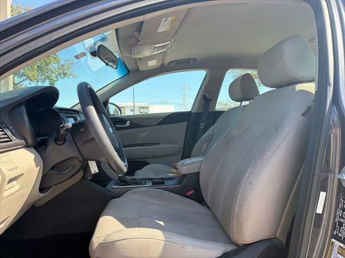 Used 2017 Kia Optima LX w/ Convenience Package image 2