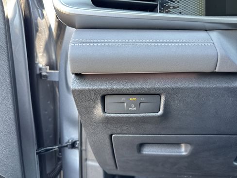 New 2025 Volkswagen Tiguan SE image 16