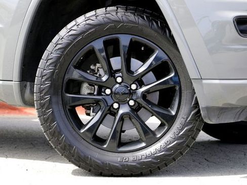 Used 2021 Jeep Grand Cherokee Laredo X image 2