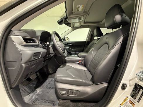 Certified 2025 Toyota Highlander XLE AWD/4WD image 14