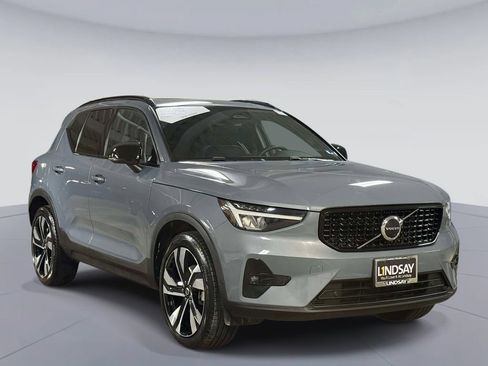 Used 2023 Volvo XC40 B5 Plus w/ Climate Package AWD/4WD image 9