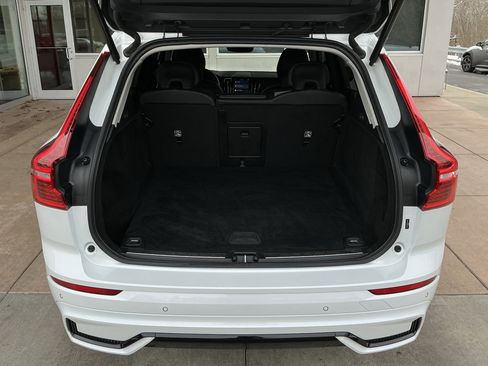 Used 2023 Volvo XC60 B5 Plus image 24