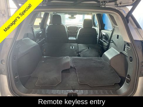 Used 2024 GMC Terrain SLT AWD/4WD image 19