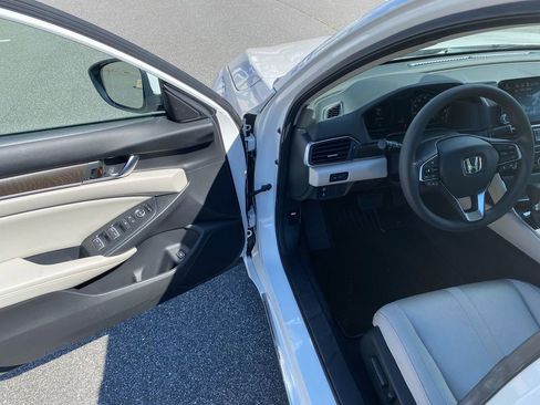 Used 2018 Honda Accord EX image 10