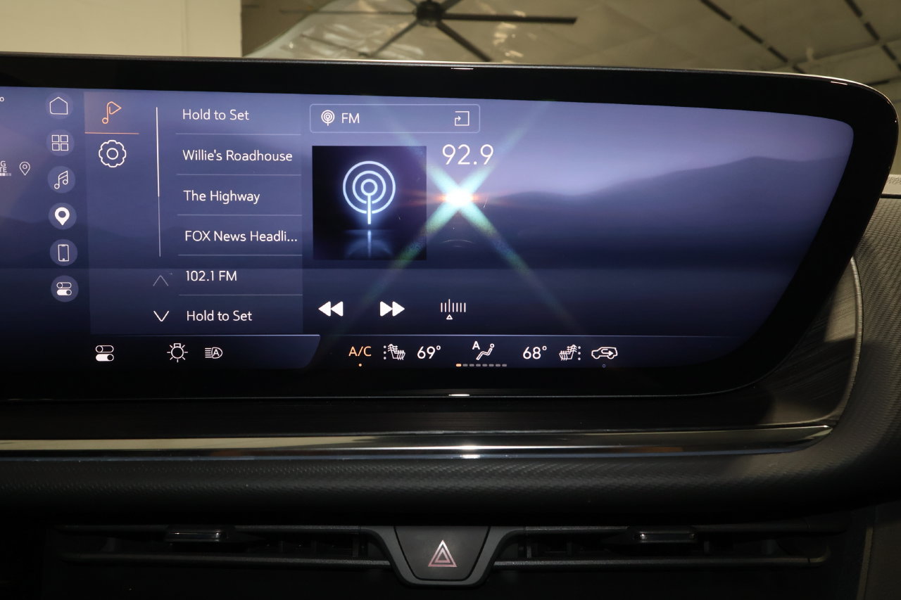 Certified 2025 Buick Envision Preferred AWD/4WD image 12