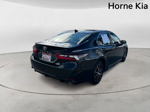 Used 2022 Toyota Camry SE image 4
