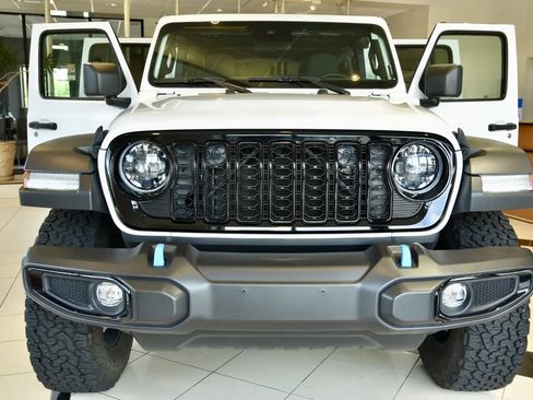 Used 2024 Jeep Wrangler Unlimited AWD/4WD image 2