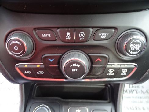 Used 2019 Jeep Cherokee 4WD Latitude image 24