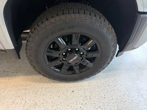 Used 2025 GMC Sierra 2500 AT4 w/ AT4 Premium Plus Package AWD/4WD image 16