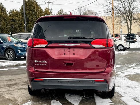 Used 2018 Chrysler Pacifica Touring-L image 6