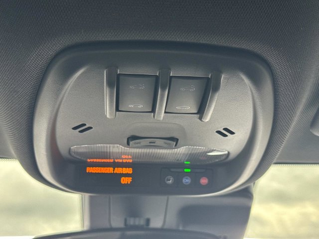 Used 2025 Chevrolet Trax RS w/ Sunroof Package FWD image 22