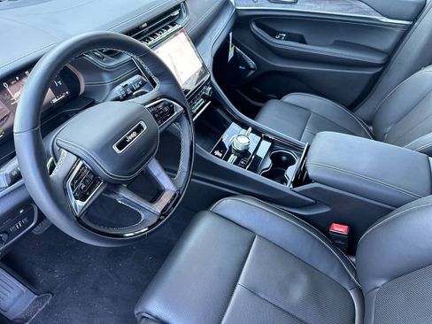 New 2022 Jeep Grand Cherokee Overland w/ Advanced Protech Group III image 10