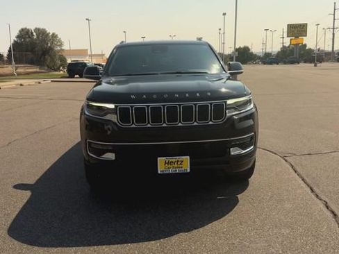 Used 2025 Jeep Wagoneer 4WD image 3