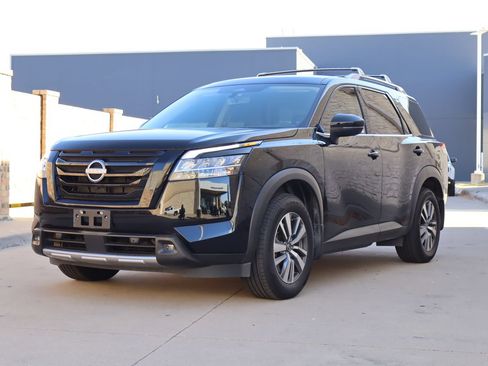 Used 2024 Nissan Pathfinder SL w/ Lighting Package (N92) FWD image 2