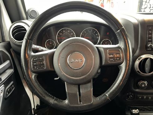 Used 2014 Jeep Wrangler Unlimited Sahara w/ Connectivity Group AWD/4WD image 20