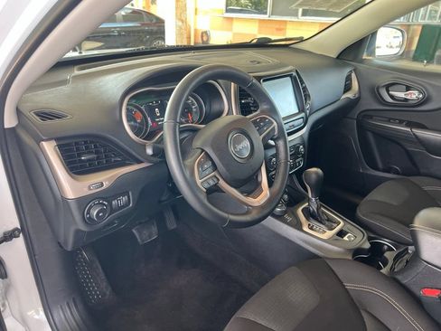 Used 2016 Jeep Cherokee Latitude w/ Cold Weather Group AWD/4WD image 6