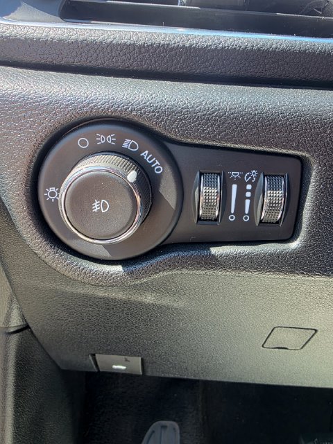 Used 2025 Chrysler Pacifica Limited FWD image 16
