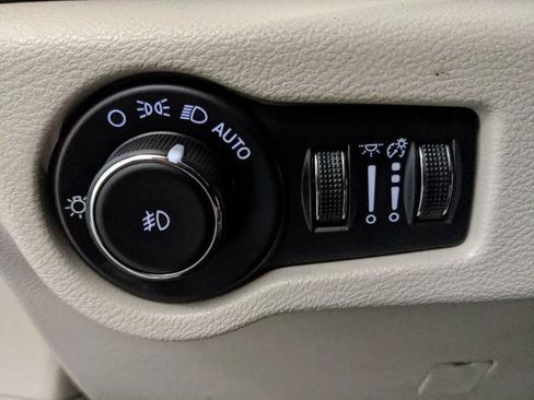 Used 2024 Chrysler Pacifica Touring-L FWD image 15