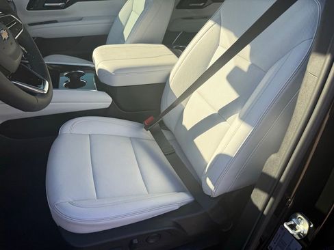 New 2025 Chevrolet Suburban Premier image 21