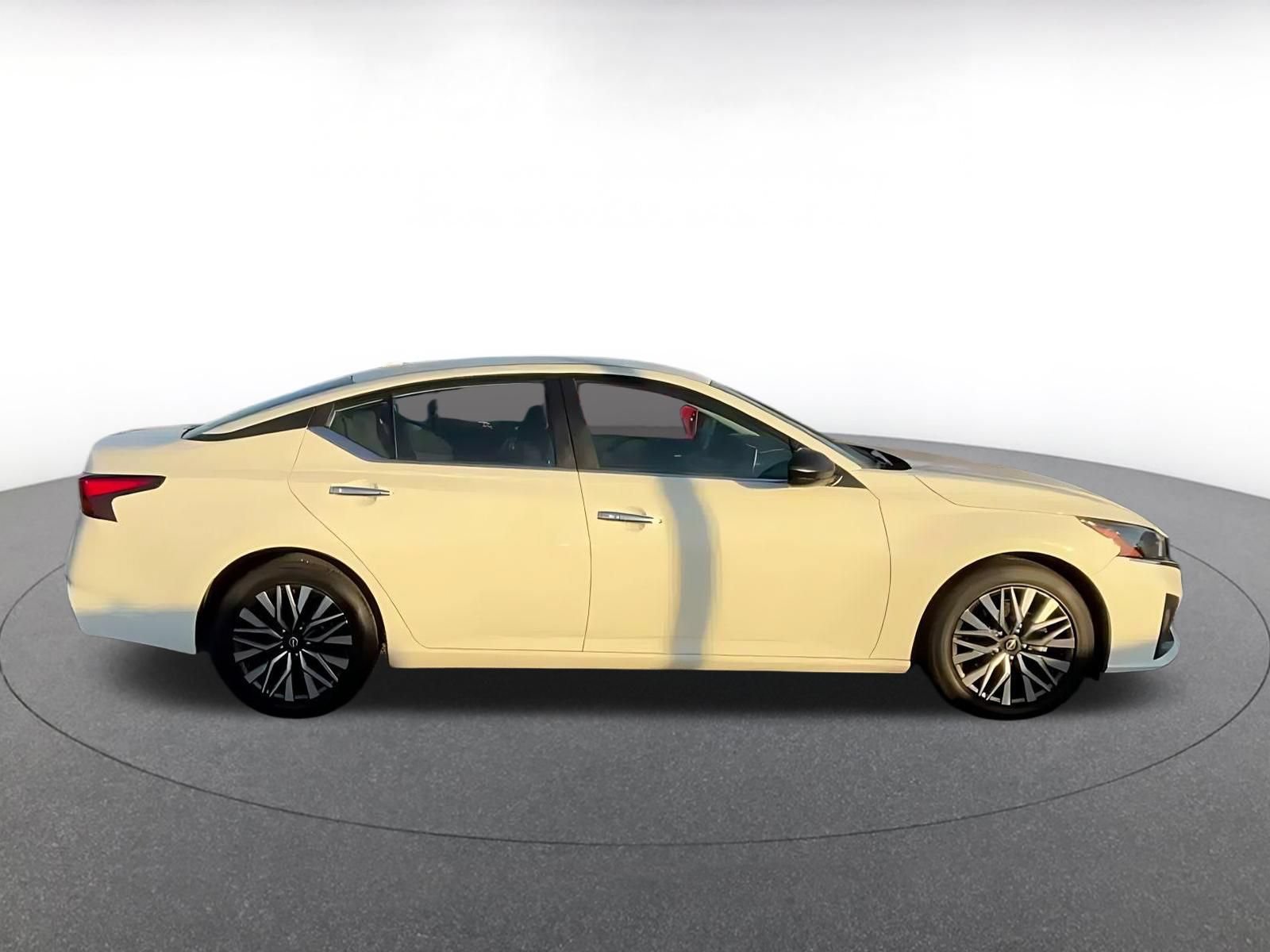 Used 2025 Nissan Altima 2.5 SV FWD image 15