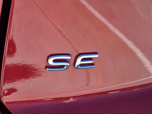 Used 2024 Volkswagen Atlas Cross Sport SE image 12