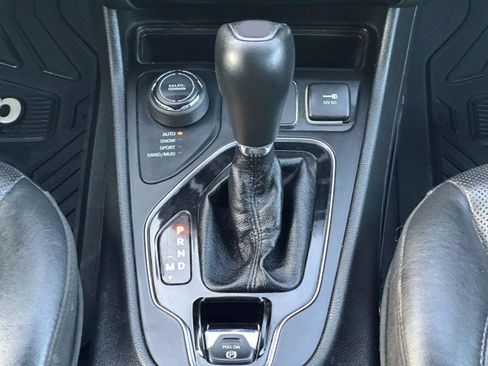 Used 2019 Jeep Cherokee Limited w/ Technology Group AWD/4WD image 15