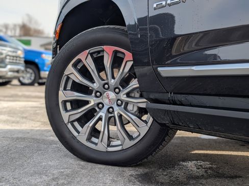 Used 2024 GMC Yukon Denali w/ Denali Reserve Package image 9