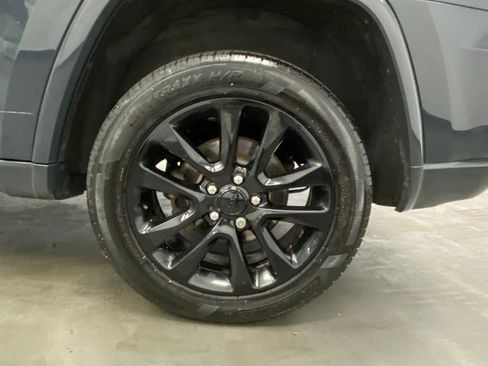 Used 2017 Jeep Grand Cherokee Altitude image 18