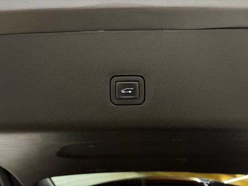 Used 2021 Chevrolet Traverse LT w/ LT Premium Package AWD/4WD image 11