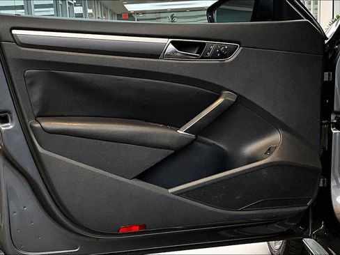 Used 2018 Volkswagen Passat 2.0T R-Line image 22