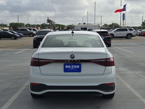 Used 2025 Volkswagen Jetta Sport image 5