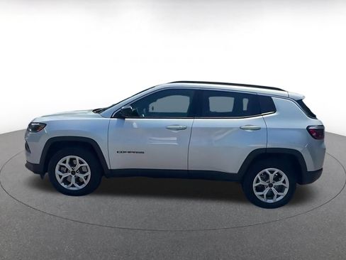 Used 2025 Jeep Compass Latitude AWD/4WD image 8
