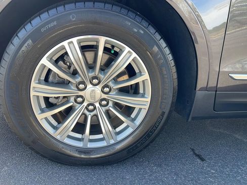 Used 2018 Cadillac XT5 Luxury w/ Driver Awareness Package FWD image 12